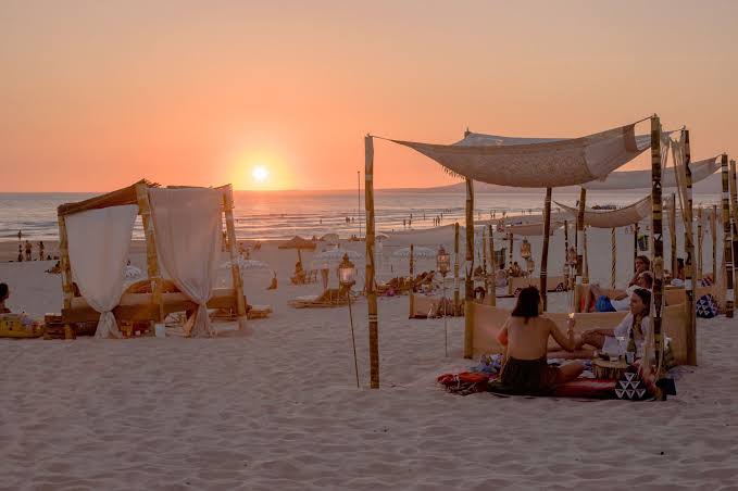 Descubra os melhores beach clubs com vibe hipster e animada perto de Lisboa