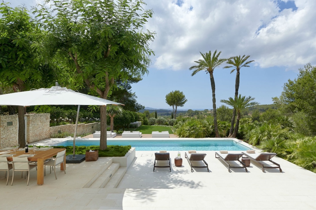 Os melhores hotéis e áreas para alugar villas em Ibiza para quem procura agito noturno
